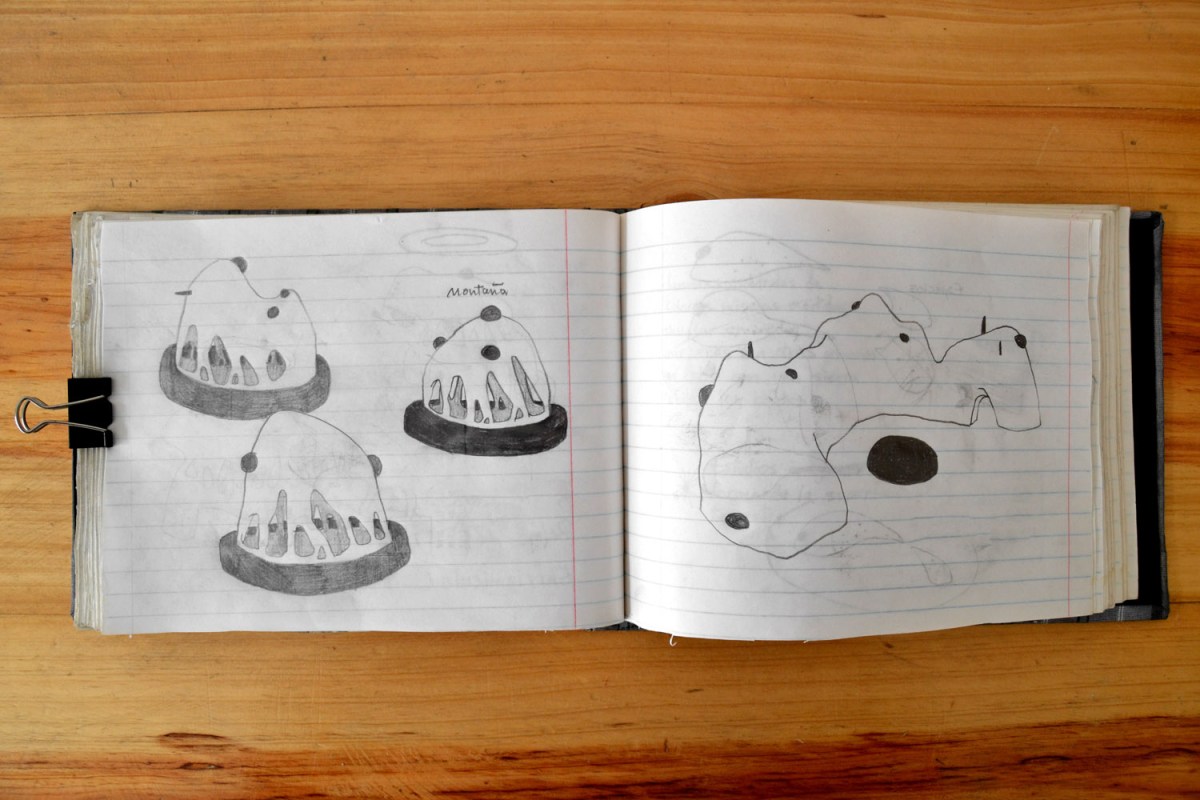 El dibujo es la base de mis indagaciones plásticas, es el primer acercamiento para traducir el espacio a través del collage. La cerámica me permite restaurar esas formas interiorizadas y reintegrarlas al espacio como nuevos paisajes.