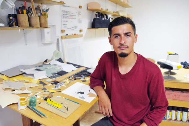 El dibujo es la base de mis indagaciones plásticas, es el primer acercamiento para traducir el espacio a través del collage. La cerámica me permite restaurar esas formas interiorizadas y reintegrarlas al espacio como nuevos paisajes.