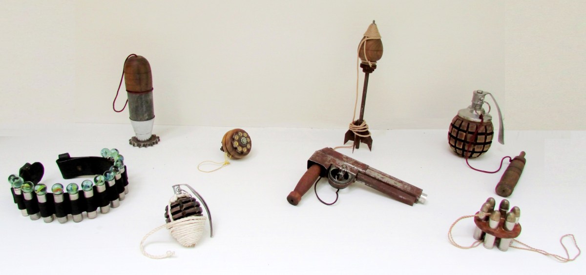 El Proyecto que ejecutaré en la Macolla seguirá bajo esta línea de investigación visual para darle continuidad a la serie Rincón Típico, en la que exploro la idea de hibridar juguetes tradicionales con armas de fuego, construyendo objetos para expresar mi visión del juego y la violencia en Venezuela, un problema cotidiano expuesto a través del collage y el ensamblaje.