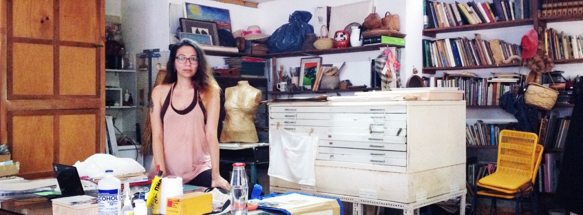 Me interesa utilizar el lenguaje contemporáneo para hablar de una herencia tradicional representativa de la identidad nacional, que a su vez se conecta con el confinamiento de las mujeres al espacio doméstico y a la ejecución de labores manuales textiles como herramientas de dominación en las sociedades latinoamericanas.