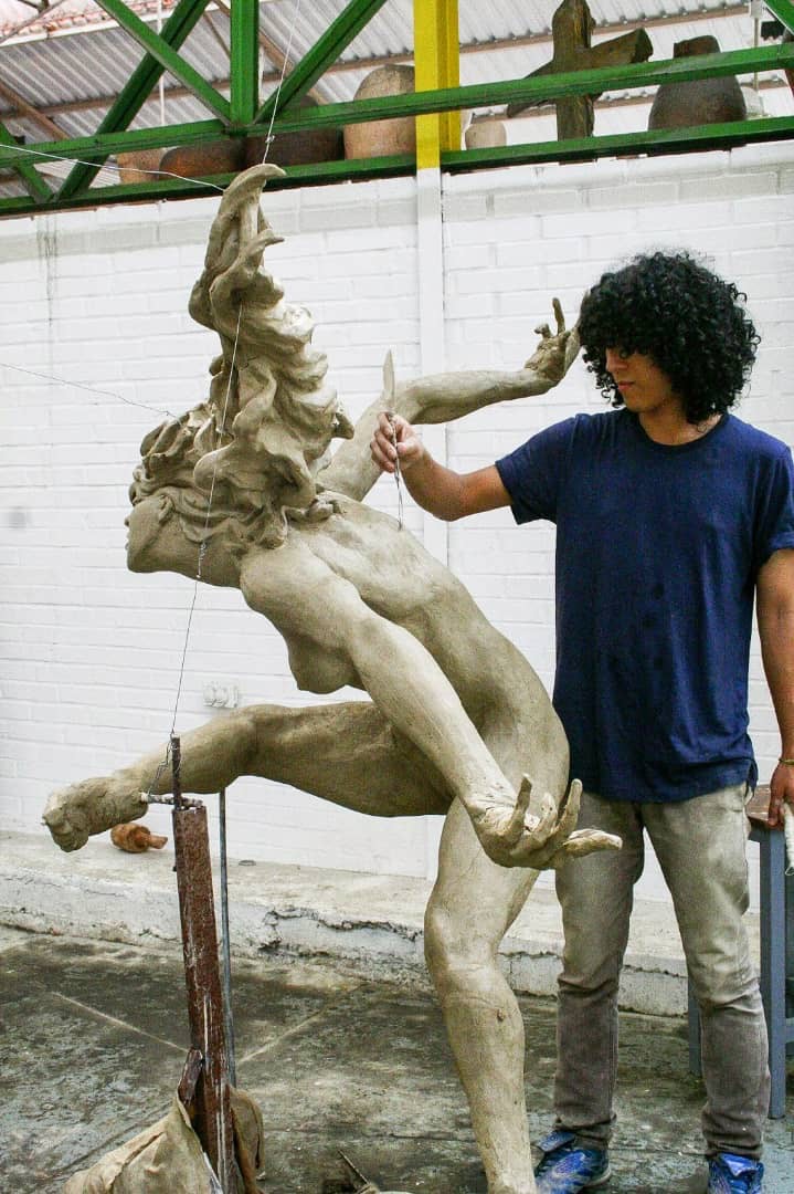 Estudio el cuerpo a través del trabajo con modelos porque garantiza una mayor comprensión del espacio. Son coreografías en las que las figuras bailan sobre bases inestables, altas, seducidas por el vacío en un difícil equilibrio que las lleva al límite de una posible caída, personajes que quieren volar.