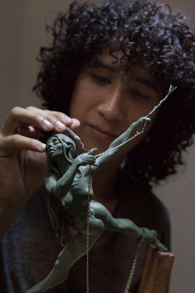 Estudio el cuerpo a través del trabajo con modelos porque garantiza una mayor comprensión del espacio. Son coreografías en las que las figuras bailan sobre bases inestables, altas, seducidas por el vacío en un difícil equilibrio que las lleva al límite de una posible caída, personajes que quieren volar.