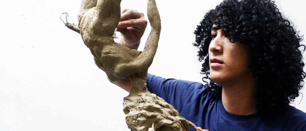 Estudio el cuerpo a través del trabajo con modelos porque garantiza una mayor comprensión del espacio. Son coreografías en las que las figuras bailan sobre bases inestables, altas, seducidas por el vacío en un difícil equilibrio que las lleva al límite de una posible caída, personajes que quieren volar.