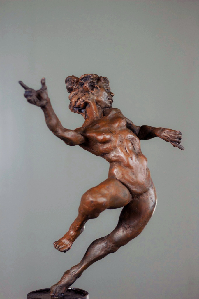 Veo a la escultura como un hecho real, a diferencia de otros medios en la plástica, la escultura por su carácter tridimensional me ofrece una relación directa con la realidad no son virtuales, son personajes de materia que vienen a crear historias.