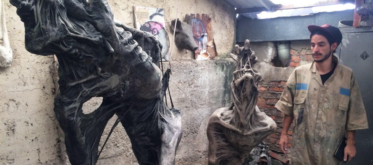 La escultura es un oficio que me permite, a través de la instalación, generar diálogos entre la ciudad y el cuerpo para exponer mi reflexión sobre el control, las voluntades, la dominación y nuestra forma de habitar el espacio. Es un ejercicio para darle visibilidad ó reconocer en lo urbano las estructuras de mi ciudad y sus anomalías.