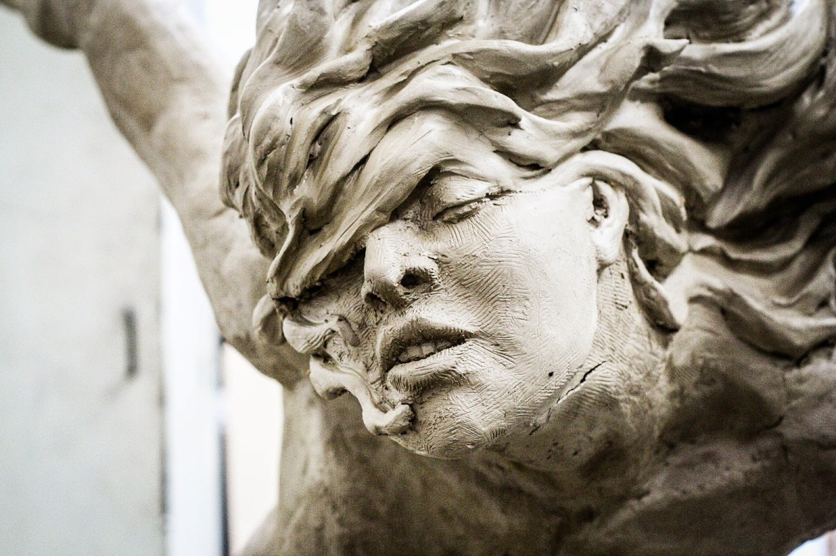 Veo a la escultura como un hecho real, a diferencia de otros medios en la plástica, la escultura por su carácter tridimensional me ofrece una relación directa con la realidad no son virtuales, son personajes de materia que vienen a crear historias.