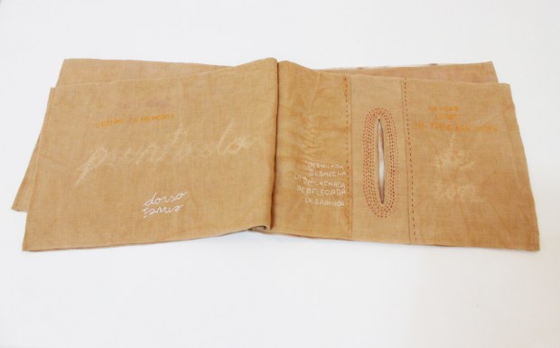 Me interesa utilizar el lenguaje contemporáneo para hablar de una herencia tradicional representativa de la identidad nacional, que a su vez se conecta con el confinamiento de las mujeres al espacio doméstico y a la ejecución de labores manuales textiles como herramientas de dominación en las sociedades latinoamericanas.