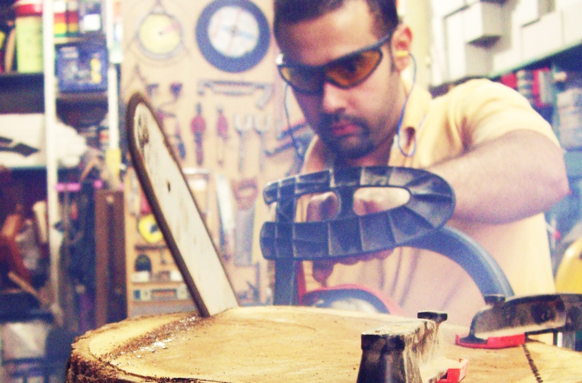 Mi propuesta inicia a partir de la cruz como símbolo universal, pasando por varias etapas de descomposición y reconfiguración de sus elementos constitutivos.