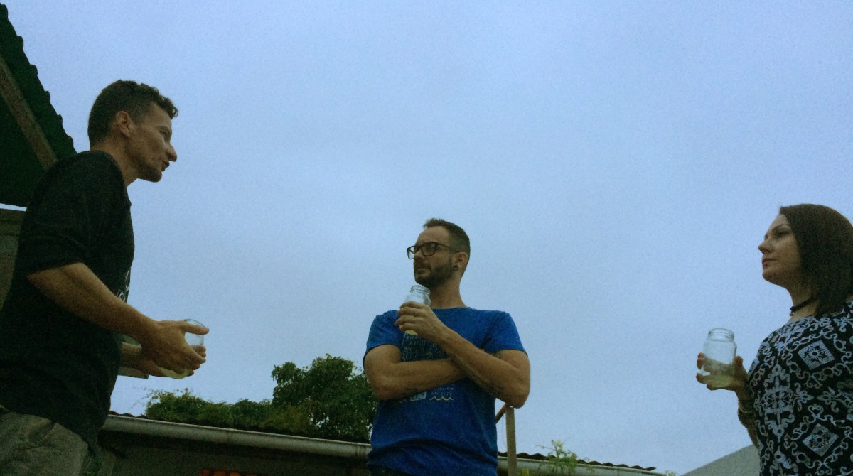 Julián explora las tradiciones y la violencia a través del arte como tema para crear híbridos que serán realizados durante quince días de trabajo continuo para el Programa de Residencia Artística de la Macolla Creativa, su proyecto titulado Caracas-in-Contra, una reflexión sobre el pasado y el presente del venezolano en relación a sus símbolos y tradiciones.