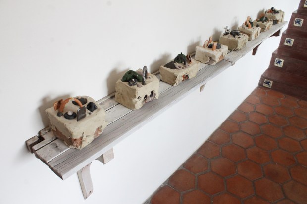 conjunto de piezas en cerámica encajonada sobre bloques provenientes de casas derrumbadas en La Pastora.