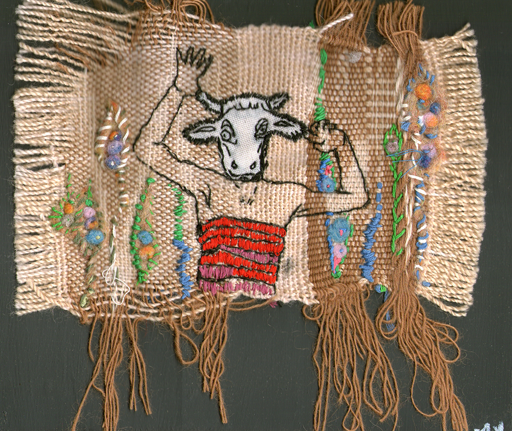 Isabella se dedica a la confección de tejidos para indumentaria y tapices experimentales en donde el colorido y la geometría son protagonistas. También crea ilustraciones donde combina la acuarela y el dibujo con el bordado. Trabaja desde su casa taller donde tiene sus telares, utiliza materia prima natural como la lana, algodón y lino; todos estos entintados casi siempre de forma industrial.